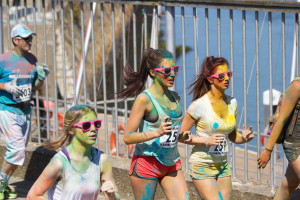 kolorowe,biegnące kobiety w maratonie