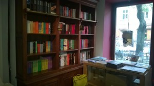 księgarnia "Lokator:półki z książkami