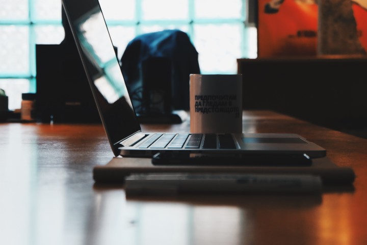 biurko do pracy z laptopem i kubkiem kawy
