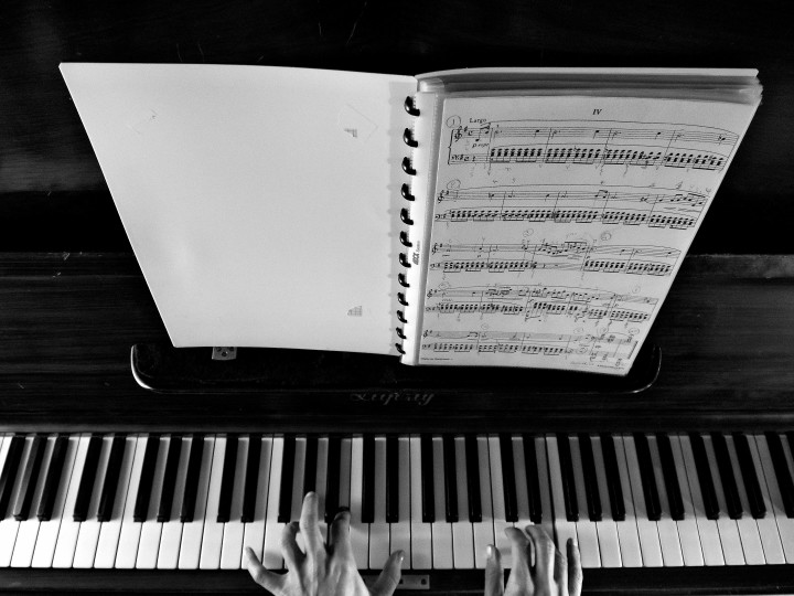 palce wirtuoza pianisty na klawiaturze fortepianu
