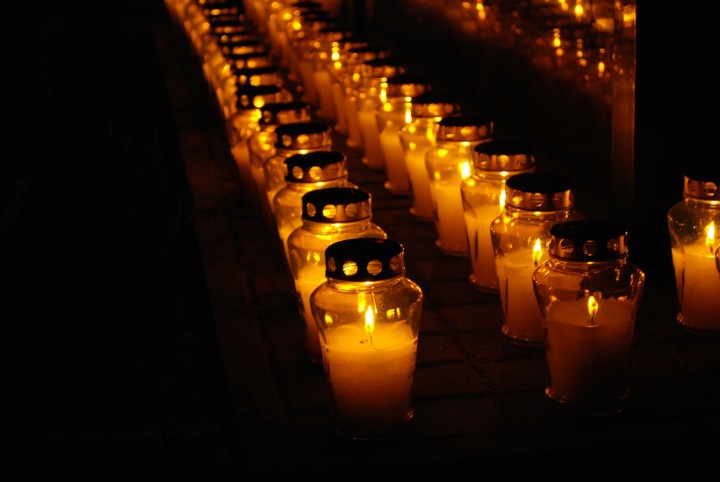 świeczki i znicze na cmentarzu wieczorem