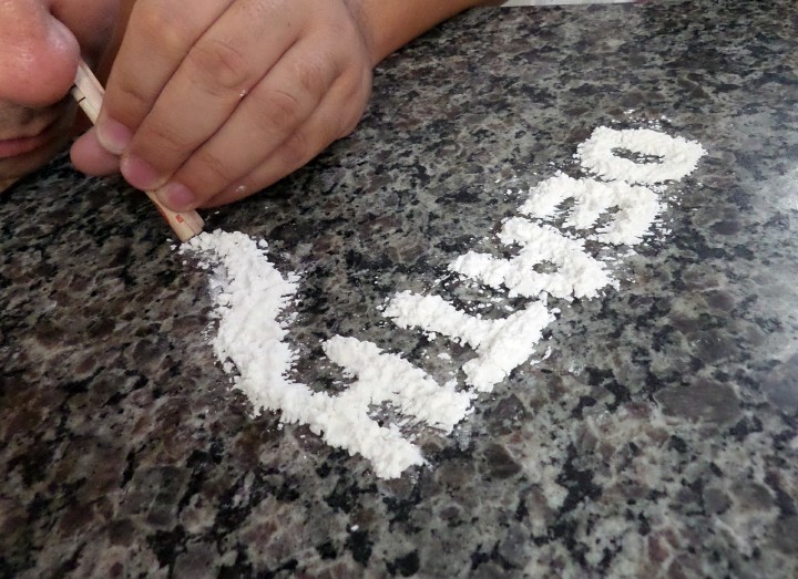 kokaina rozsypana na stole wciągana