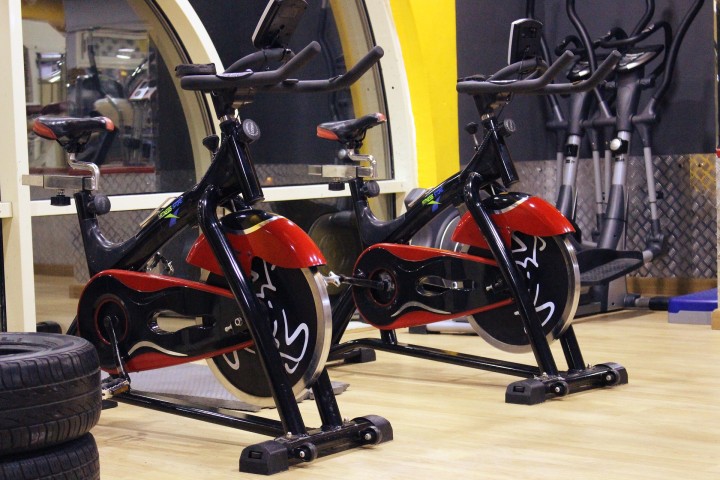 rowerki treningowe w sali fitness