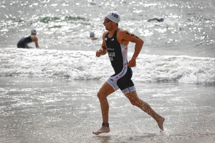mężczyzna wybiegający z morza trenujący triathlon