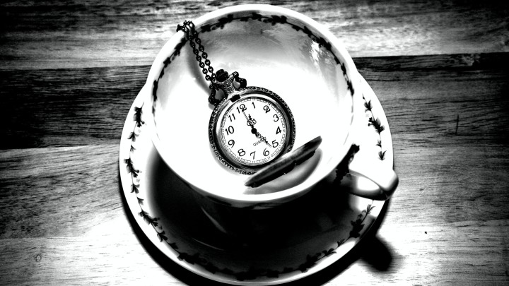 filizanka na herbate z zegarkiem