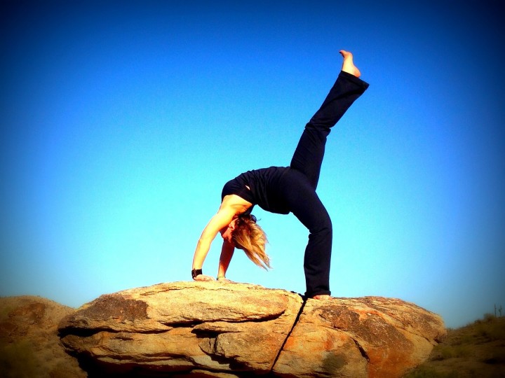 kobieta ćwicząca joge na skale