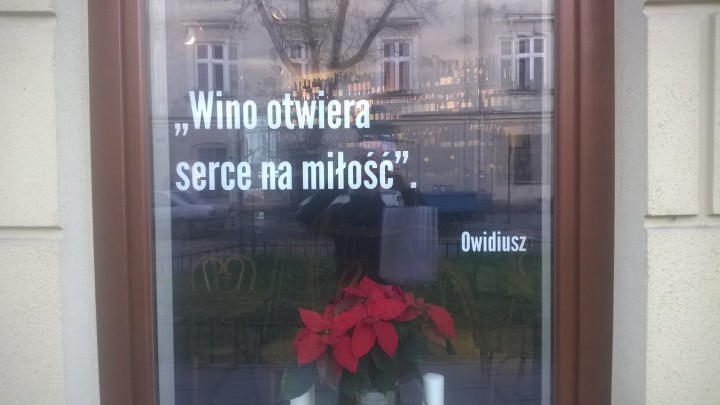 okno wystawowe sklepu z winami