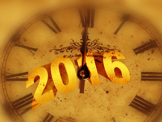 złta tarcza zegara odmmierzającego czas z Nowym 2016 Rokiem