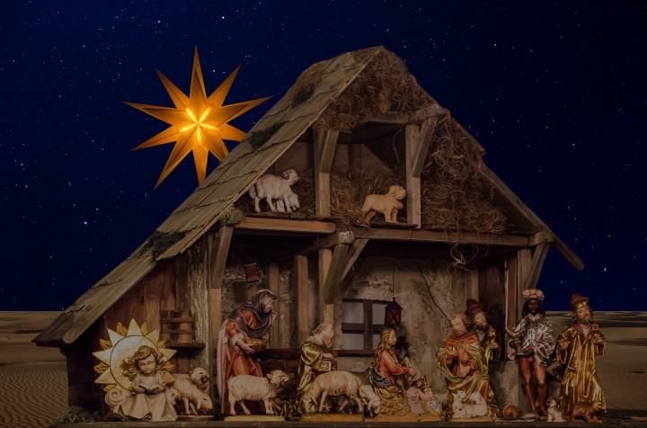 stajenka bożonarodzeniawa z Maryją, józefem i małym Dzieciątkiem