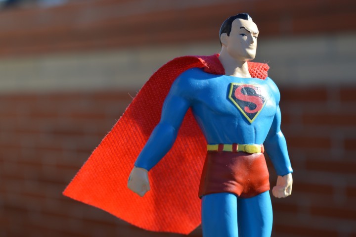figurka supermana stojąca na wietrze