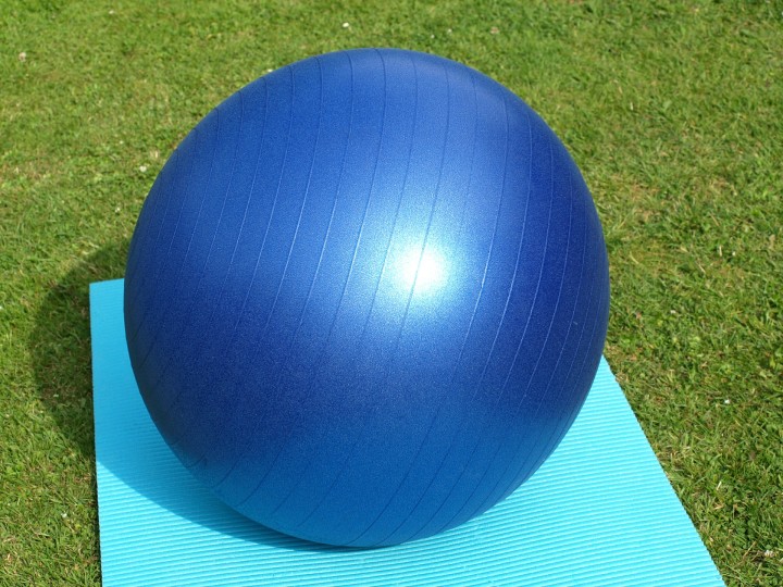 duża piłka gimnastyczna do ćwiczeń