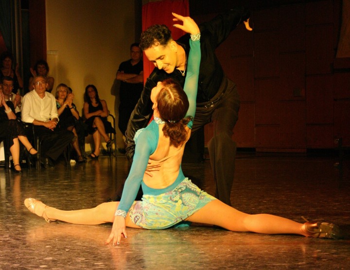 tańczaca para na parkiecie taniec latino kobieta w szpagacie