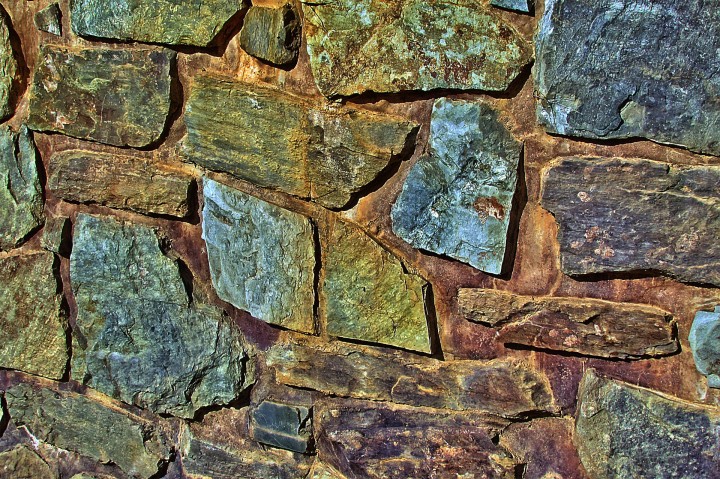 mur z kolorowych kamieni