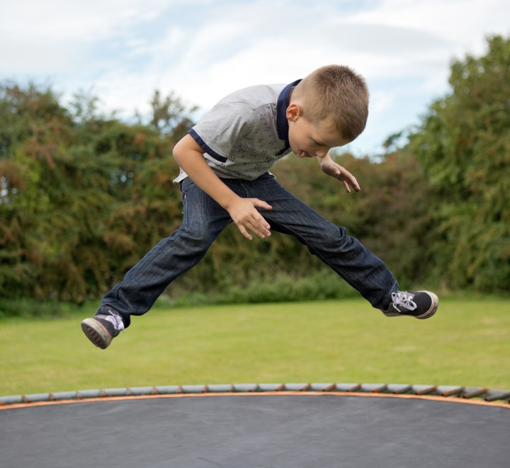mały chłopiec skaczący na trampolinie