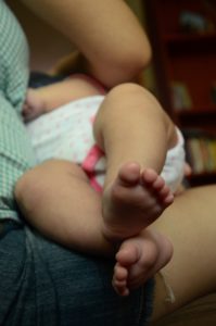 stopy niemowlęcia trzymanego przez rodzica