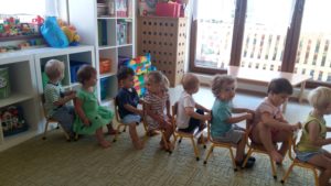 zabawa dzieci na krzesełkach w Klubie MOMI