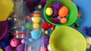 kolorowe kulki, piłeczki i miseczki do zabawy z dziećmi
