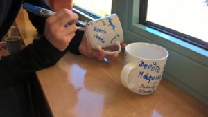 podpisywane przezenty:kubki na kursie terapii manualnej dzieci