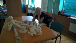 w przerwie między kośćmi