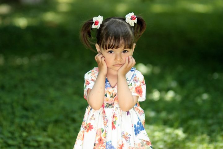 mała dziewczynka w kolorowej sukience