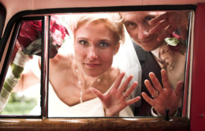 młoda para przy aucie