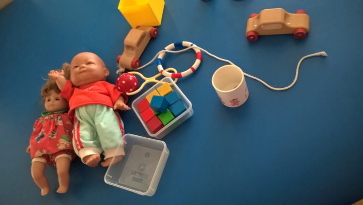 stół rehabilitacyjny z zabawkami stymulującmi rozwój dziecka-0-1 rok życia