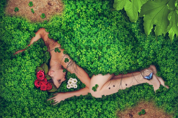 kobieta leżąca wśród kwaikwiatów i zieleni