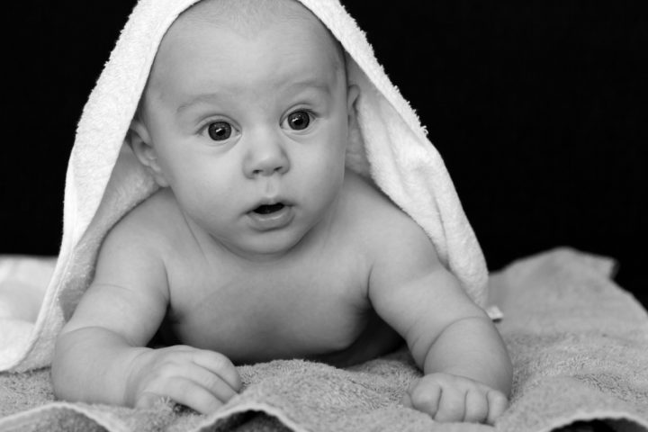 niemowlę na ręczniku