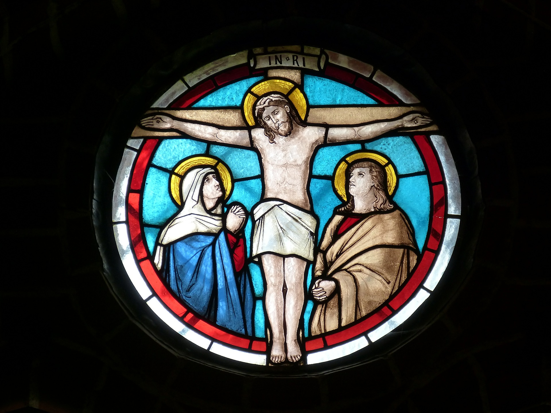 Jezus Chrystus na krzyżu - witraż kościelny