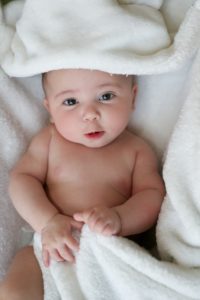 noworodek w ręczniku